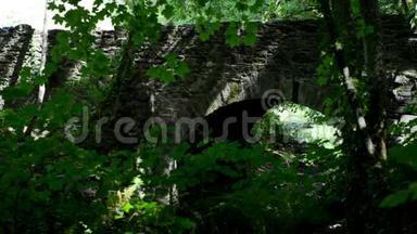 平静流动的小溪，在石脚桥下，在一个神奇的地方，<strong>阳光</strong>透过爱尔兰的树叶从<strong>阳光中</strong>掠过的阴影。